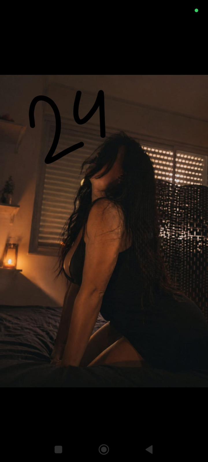 פתח תקווה – אישה אלוהית