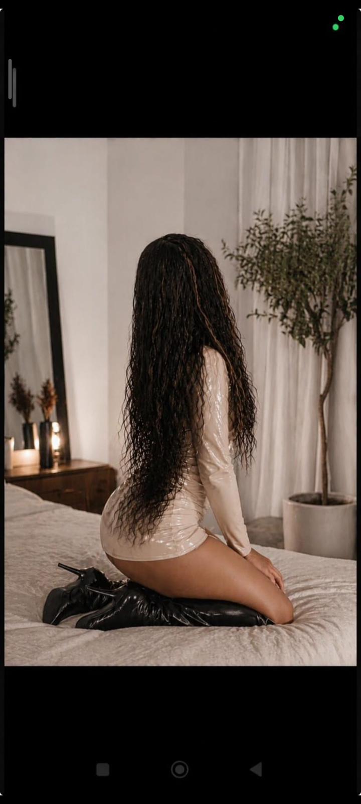 פתח תקווה – אישה אלוהית